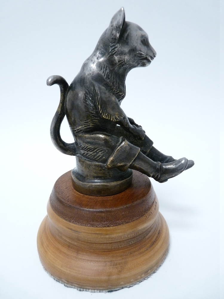 VINTAGE CAR MASCOT- PUSS IN BOOTS SEATED French signed Hansi Siercke, circa 1920s, rare, 10.5cms H. - Image 2 of 5