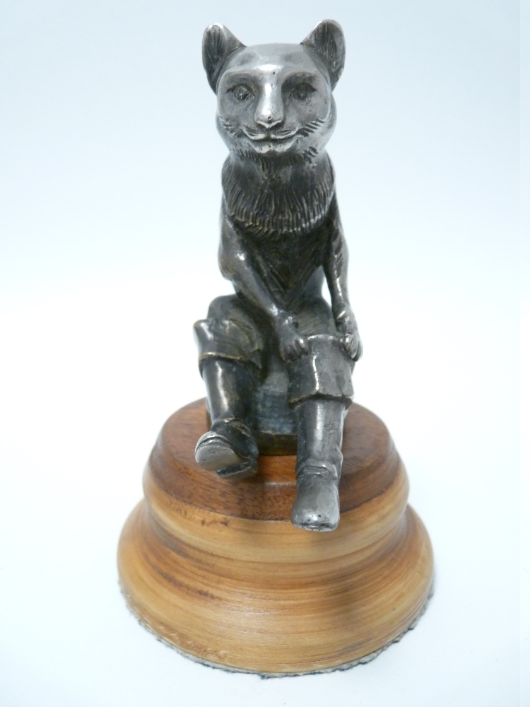 VINTAGE CAR MASCOT- PUSS IN BOOTS SEATED French signed Hansi Siercke, circa 1920s, rare, 10.5cms H. - Image 3 of 5