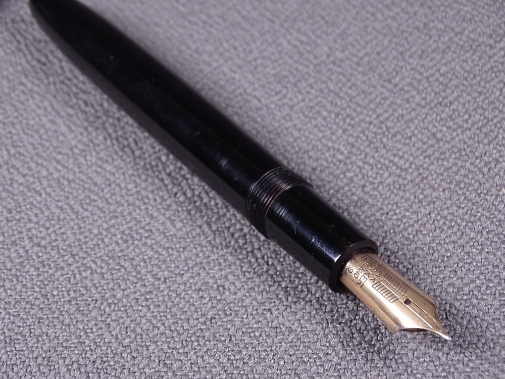 PARKER - Vintage (1950s-60s) black Parker Duofold Maxima fountain pen with gold trim having a - Image 2 of 2