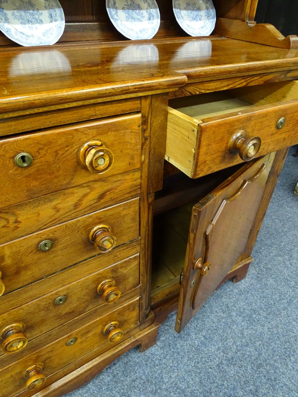 WELSH DRESSER. LATE 9TH CENTURY PINE AND MAHOGANY with 3-shelf rack over a breakfront base of 3 open - Image 3 of 3