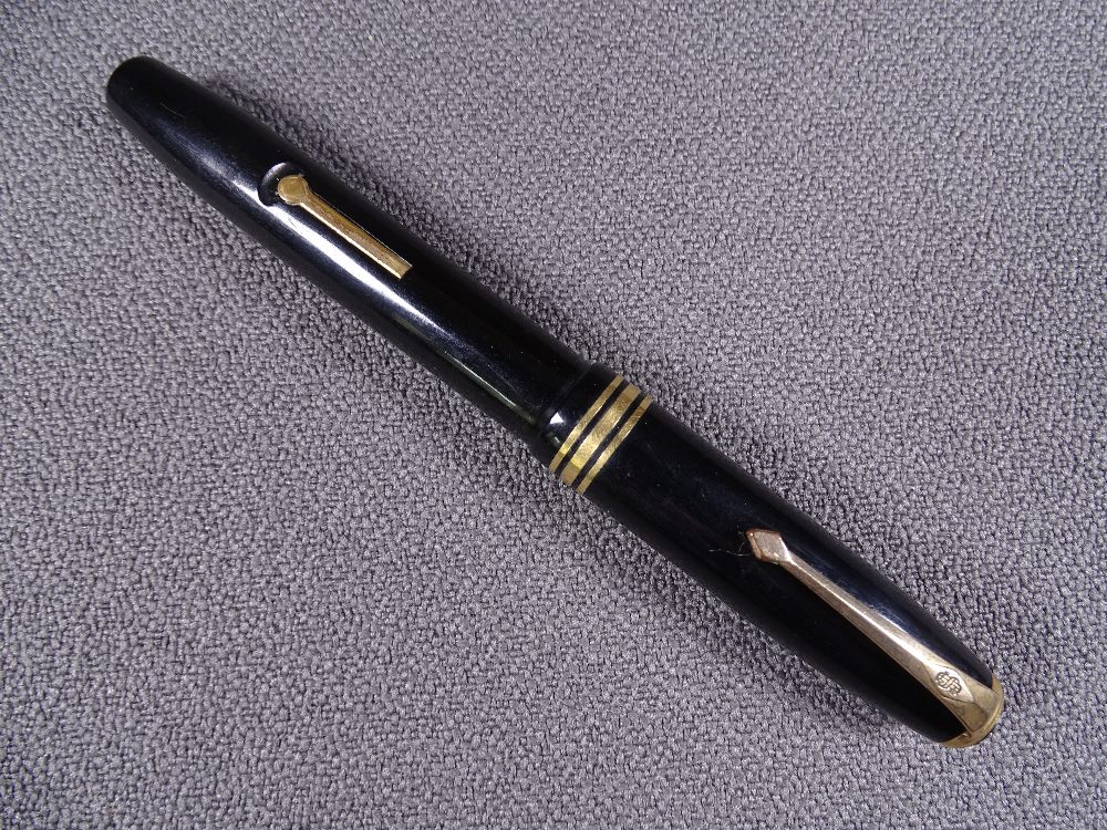 CONWAY STEWART - Vintage 1950s black Conway Stewart No 58 fountain pen with gold trim and 14ct