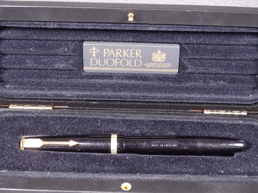 PARKER - Vintage (1950s-60s) black Parker Duofold Maxima fountain pen with gold trim having a