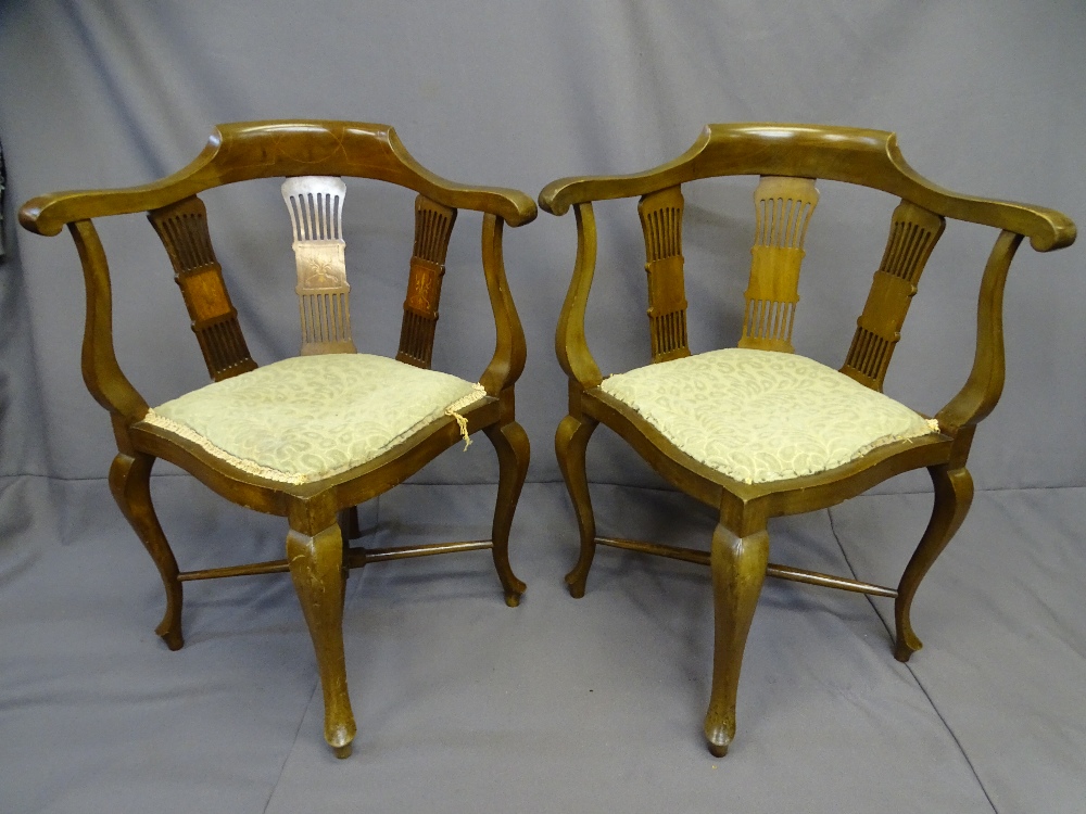 A PAIR OF NEAT MAHOGANY CORNER CHAIRS with triple reeded splat backs