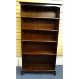 A MODERN DARK WOOD COMPACT STANDING BOOKCASE with loose shelves 84 cms wide