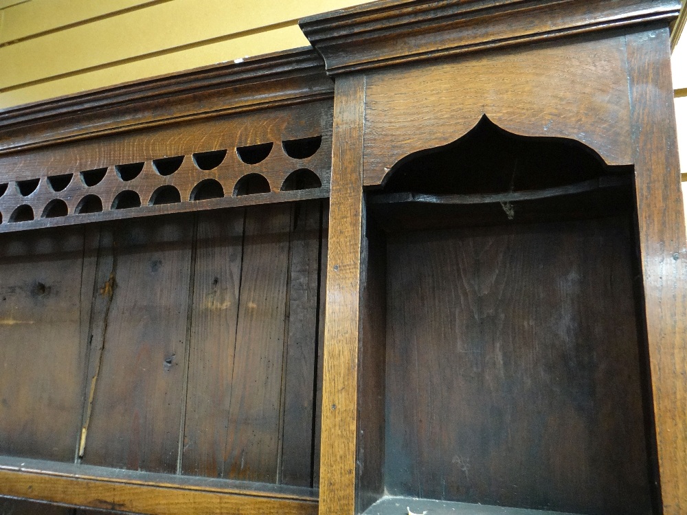 GEORGE III OAK & MAHOGANY CROSS-BANDED SHROPSHIRE HIGH DRESSER, pierced frieze and flanking - Image 4 of 6