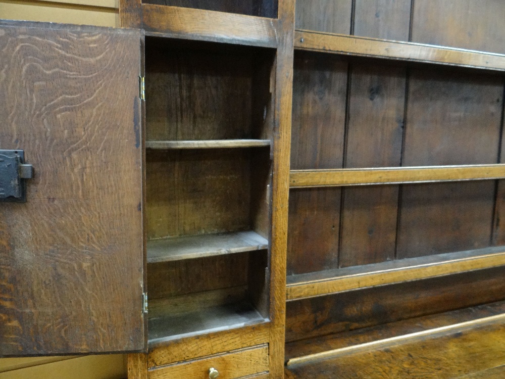 GEORGE III OAK & MAHOGANY CROSS-BANDED SHROPSHIRE HIGH DRESSER, pierced frieze and flanking - Image 3 of 6