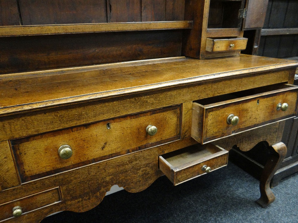 GEORGE III OAK & MAHOGANY CROSS-BANDED SHROPSHIRE HIGH DRESSER, pierced frieze and flanking - Image 6 of 6