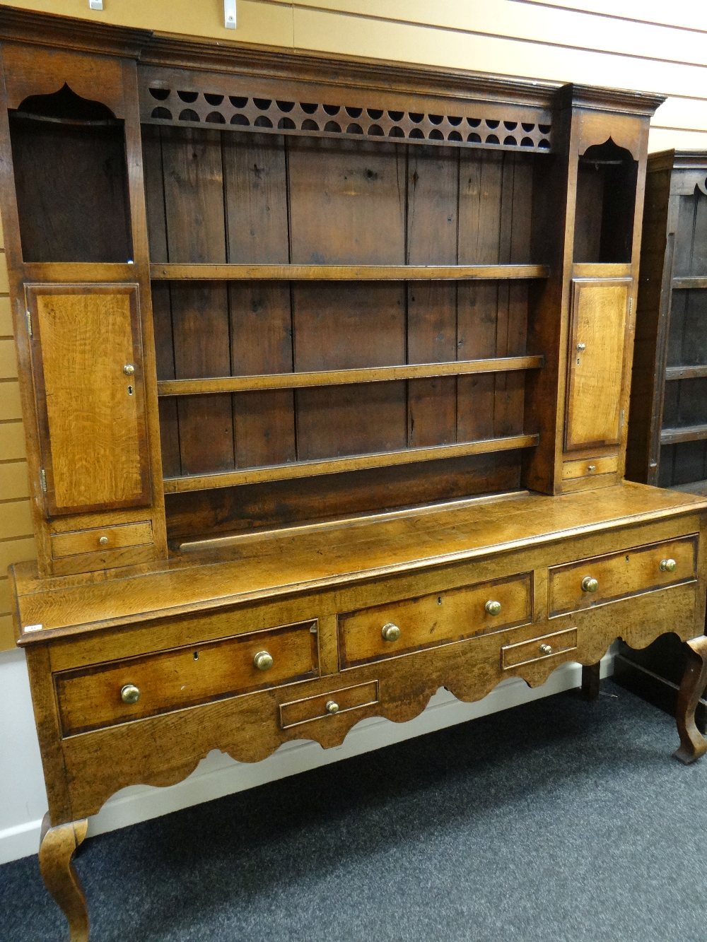 GEORGE III OAK & MAHOGANY CROSS-BANDED SHROPSHIRE HIGH DRESSER, pierced frieze and flanking