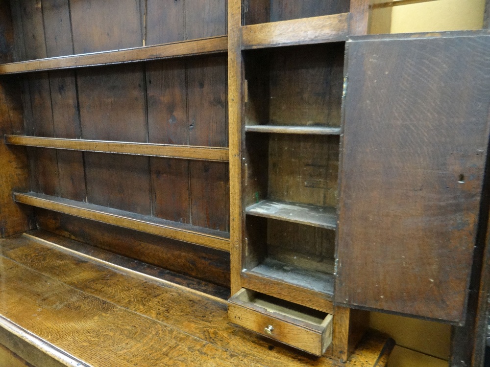 GEORGE III OAK & MAHOGANY CROSS-BANDED SHROPSHIRE HIGH DRESSER, pierced frieze and flanking - Image 5 of 6