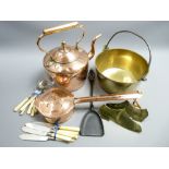 ANTIQUE & LATER COPPER & BRASS WARE to include a copper kettle with acorn knop, a brass skillet with