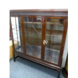 EXCELLENT EDWARDIAN MAHOGANY THREE-DOOR DISPLAY CABINET with blind fret front detail, 153cms high