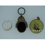 NINE CARAT GOLD CIRCULAR PERSONAL PHOTO PENDANT, a bloodstone/agate swivel fob in a non-gold frame