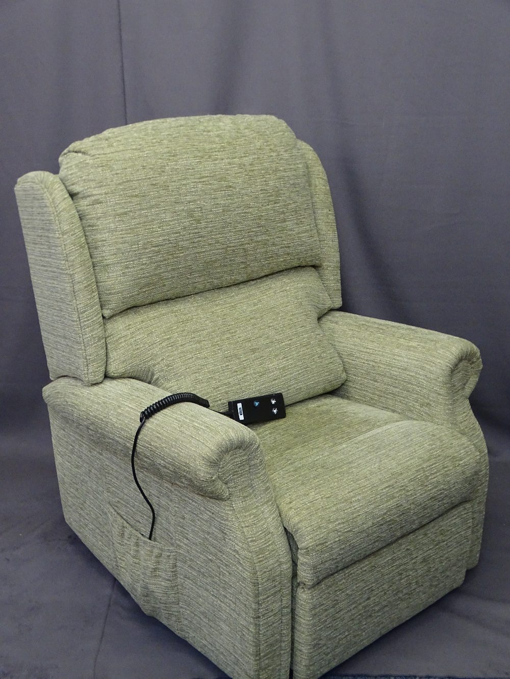 H S L RISE & RECLINE ARMCHAIR in light green E/T