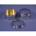 CIRCULAR LIDDED SILVER TRINKET POTS, 6cms diameter with gilt interiors, 5.3 ozs, London 1998