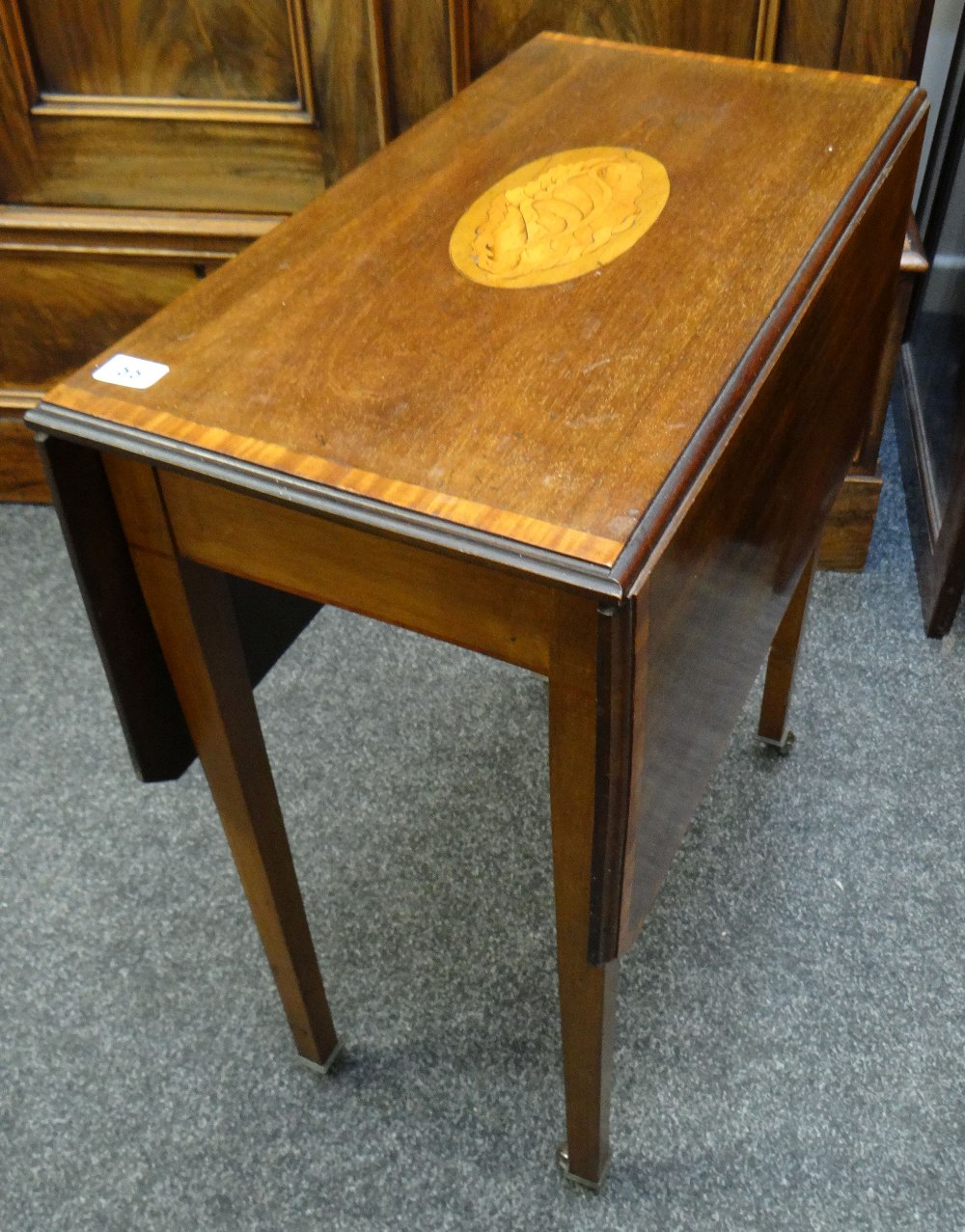 PRETTY EDWARDIAN MAHOGANY & SATINWOOD INLAID SUTHERLAND TABLE, 90 x 60cms