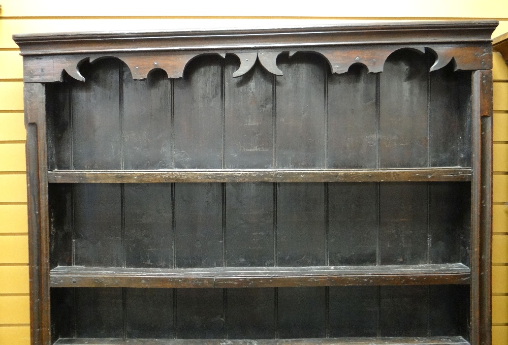 18TH CENTURY WELSH OAK HIGH DRESSER, the boarded delft rack with card cut and hollow cornice - Image 7 of 7