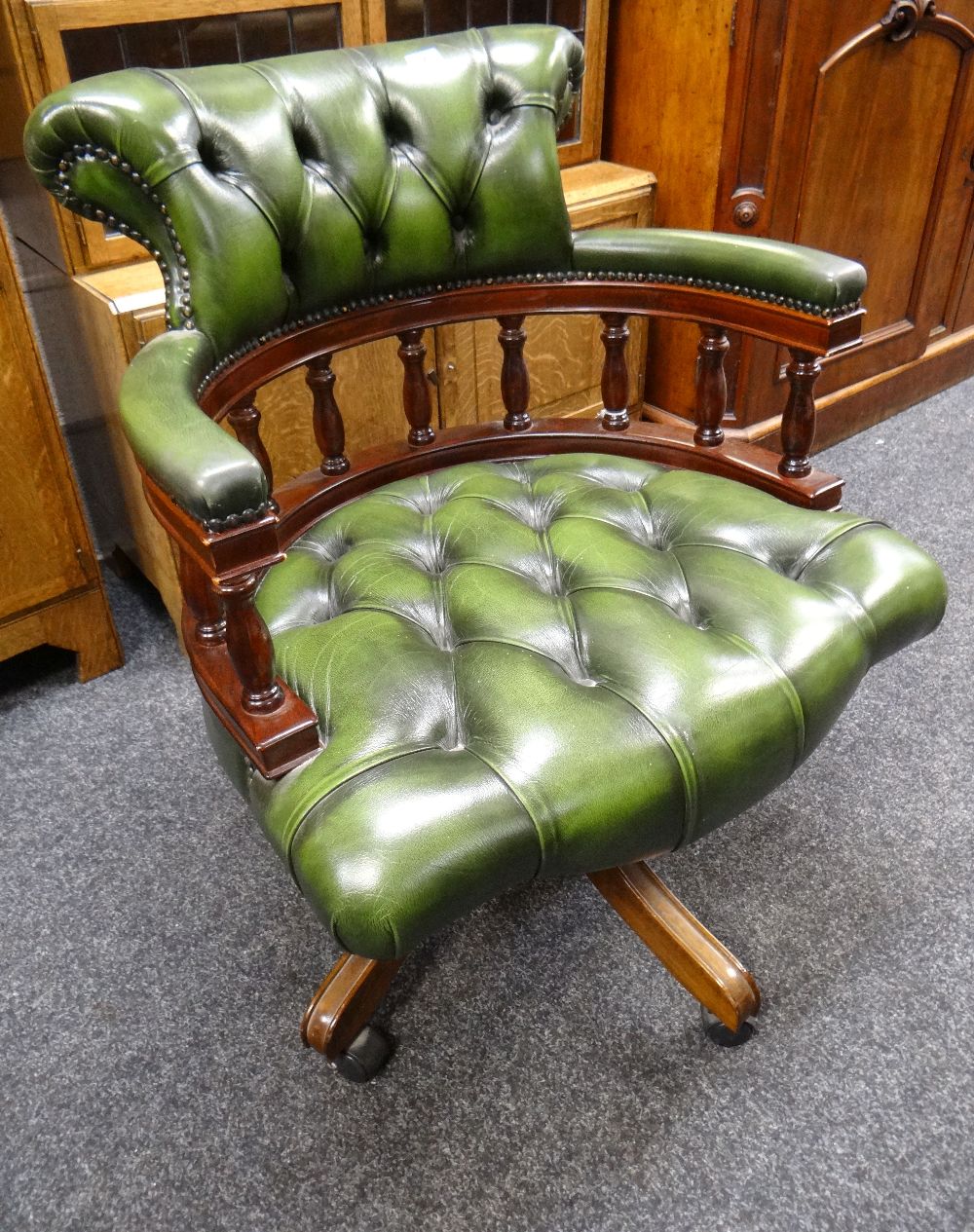 VICTORIAN-STYLE GREEN LEATHER UPHOLSTERED SWIVEL CHAIR