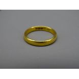 TWENTY TWO CARAT GOLD WEDDING BAND, 4.7grms