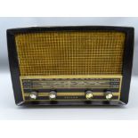 VINTAGE PHILCO RADIO, CIRCA 1950 brown Bakelite Valve Radio, Model No A3650, 40cms W