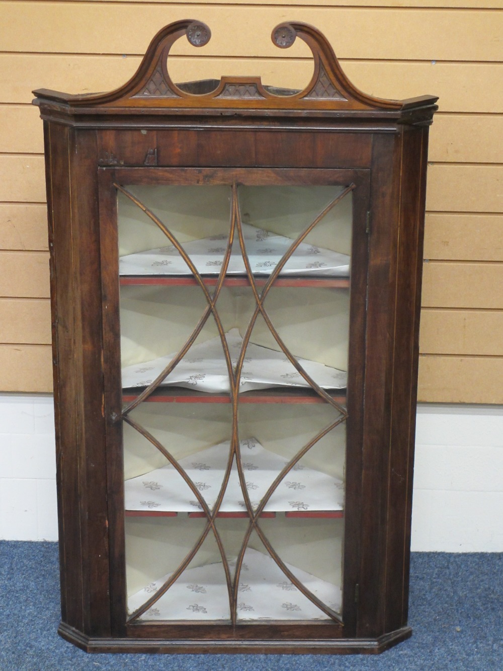 GEORGIAN MAHOGANY GLASS FRONTED WALL HANGING CORNER CUPBOARD with broken swan neck pediment top,