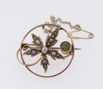 9CT GOLD SEED PEARL & PERIDOT BAR BROOCH, 3.6gms