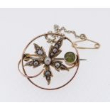 9CT GOLD SEED PEARL & PERIDOT BAR BROOCH, 3.6gms