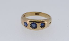 18CT GOLD THREE-STONE SAPPHIRE RING, 5.3gms