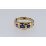 18CT GOLD THREE-STONE SAPPHIRE RING, 5.3gms