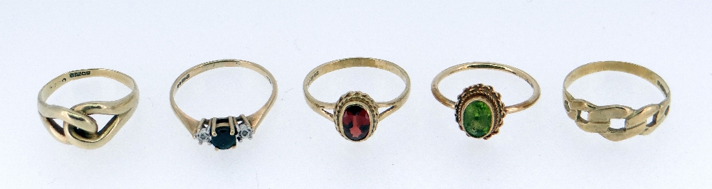 FIVE 9CT GOLD MOUNTED DRESS RINGS including ring set with peridot, garnet and tourmaline (5)