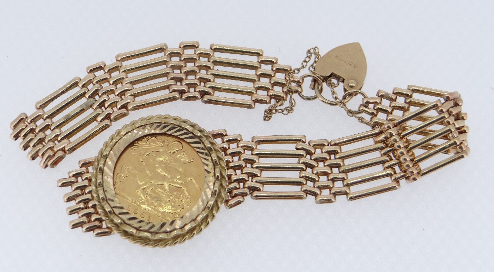 9CT GOLD GATE BRACELET WITH 9CT GOLD HEART PADLOCK & 1982 HALF SOVEREIGN, 16.2g