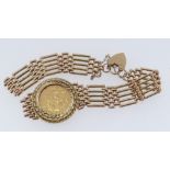 9CT GOLD GATE BRACELET WITH 9CT GOLD HEART PADLOCK & 1982 HALF SOVEREIGN, 16.2g