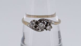 18CT GOLD THREE-STONE DIAMOND RING, 2.8gms