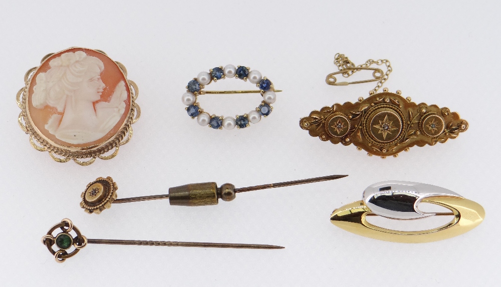 ASSORTED GOLD JEWELLERY to include 15ct gold diamond-chip bar-brooch, 9ct gold cameo brooch, 9ct