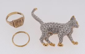 GOLD PLATED SWAROVSKI CRYSTAL CAT BROOCH, 18ct gold wedding band and 9ct gold signet ring with