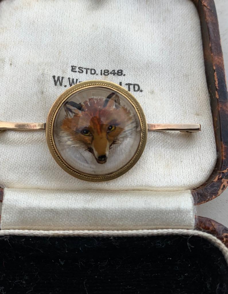 REVERSE CARVED INTAGLIO ESSEX CRYSTAL FOX HEAD BROOCH marked 9ct gold, Chester mark, maker William - Image 2 of 2