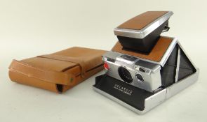 VINTAGE POLAROID SX-70 LAND CAMERA with tan leather facings and leather carry case