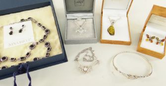 SMALL GROUP OF ASSORTED COSTUME JEWELLERY (5)
