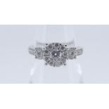 18CT WHITE GOLD (STAMPED 750) DIAMOND CLUSTER RING