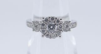 18CT WHITE GOLD (STAMPED 750) DIAMOND CLUSTER RING