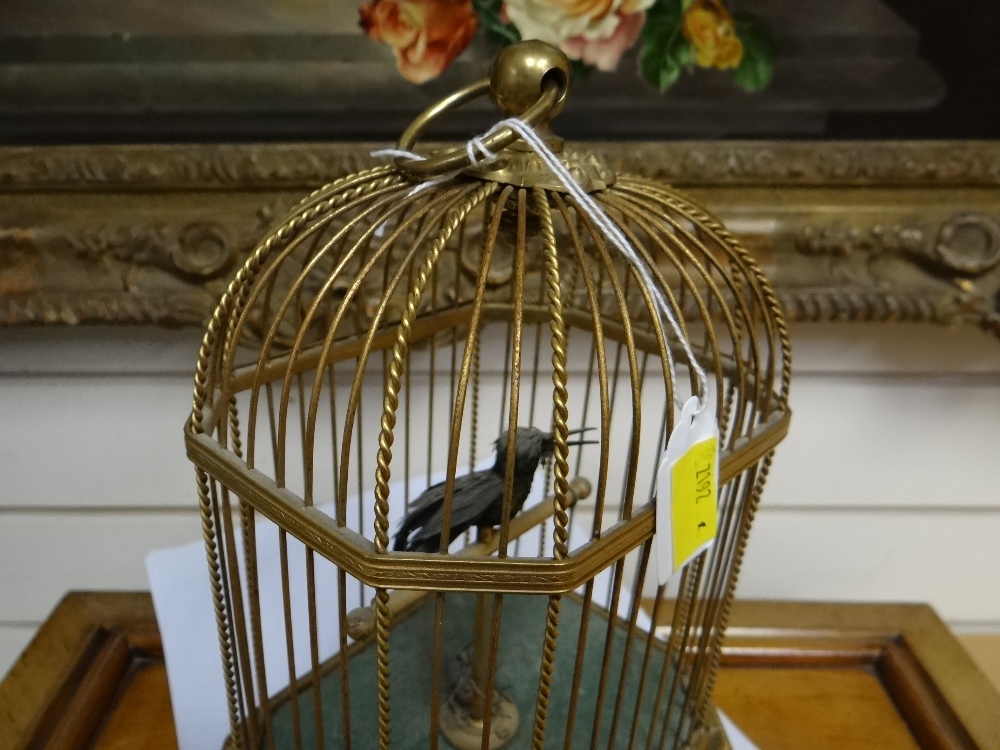 A SINGING BIRD AUTOMATON, FRENCH EARLY 20TH CENTURY green feathered hummingbird type with beak, head - Image 9 of 12