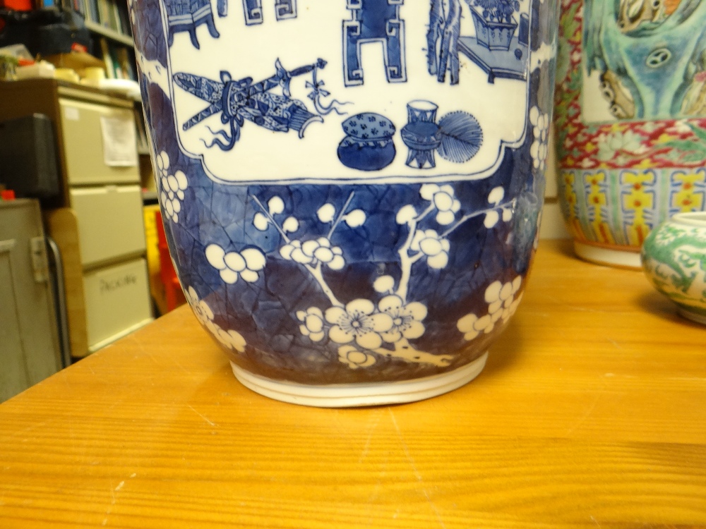 CHINESE BLUE & WHITE PORCELAIN ROULEAU VASE, 19TH CENTURY, painted with panels of antiques and - Image 18 of 18