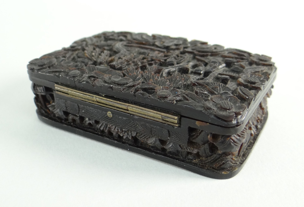 CANTONESE TORTOISESHELL SNUFFBOX, c.1880, intricately carved to the cover, base and sides with - Image 3 of 4