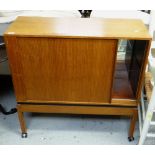 STYLISH MID-CENTURY TEAK TAMBOUR FRONTED CABINET with mirrored interior, 84cms wide