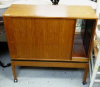 STYLISH MID-CENTURY TEAK TAMBOUR FRONTED CABINET with mirrored interior, 84cms wide