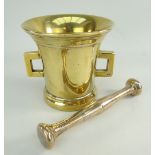 VINTAGE HEAVY BRASS MORTAR & ASSOCIATED PESTLE, 17cms wide