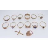 ASSORTED 9CT GOLD JEWELLERY TO INCLUDE TWELVE VARIOUS DRESS RINGS, crucifix pendant, heart shaped