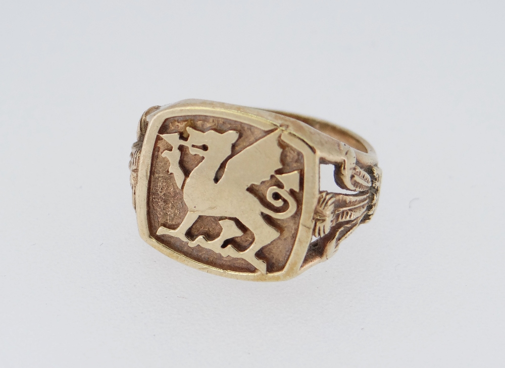 9CT GOLD WELSH DRAGON DESIGN RING, 7.8gms