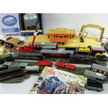 HORNBY DUBLO: ASSORTED LOCOMOTIVES, ROLLING STOCK & ACCESSORIES including standard class 2-6-4