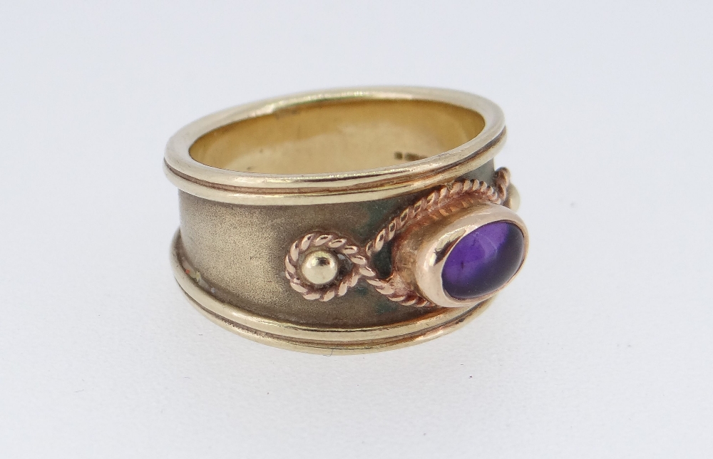 9CT YELLOW GOLD RING SET WITH CABOCHON AMETHYST, 8.3gms - Image 3 of 4