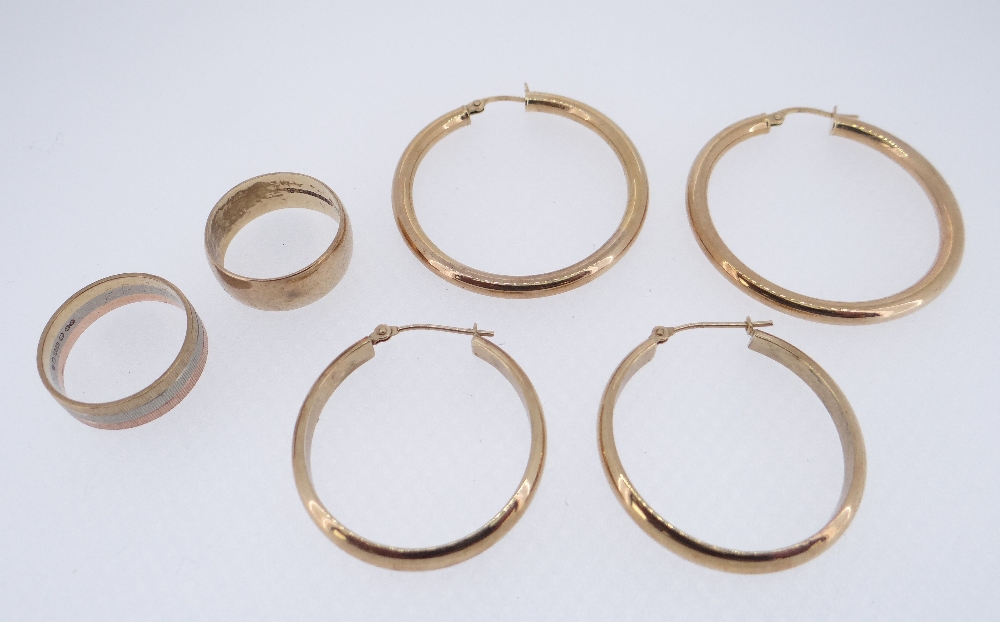 ASSORTED 9CT GOLD JEWELLERY TO INCLUDE TWO SETS OF EARRINGS AND TWO RINGS, one of tri-gold colour,